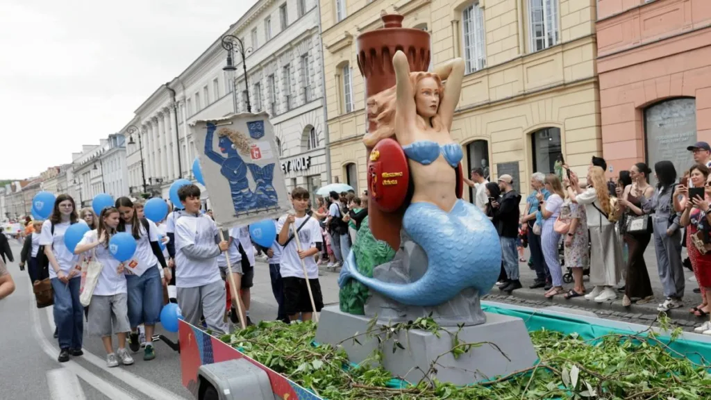 Zdjęcie syrenki wykonanej przez naszą drukarnie 3D. Syrenka znajduje się na marszu w warszawie