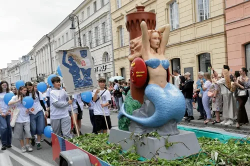 Zdjęcie syrenki wykonanej przez naszą drukarnie 3D. Syrenka znajduje się na marszu w warszawie