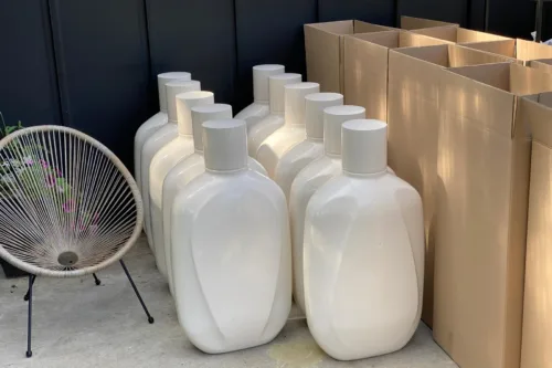 Zdjęcie przedstawia 100l butelki wykonane w technologi druku 3d przez naszą drukarnię