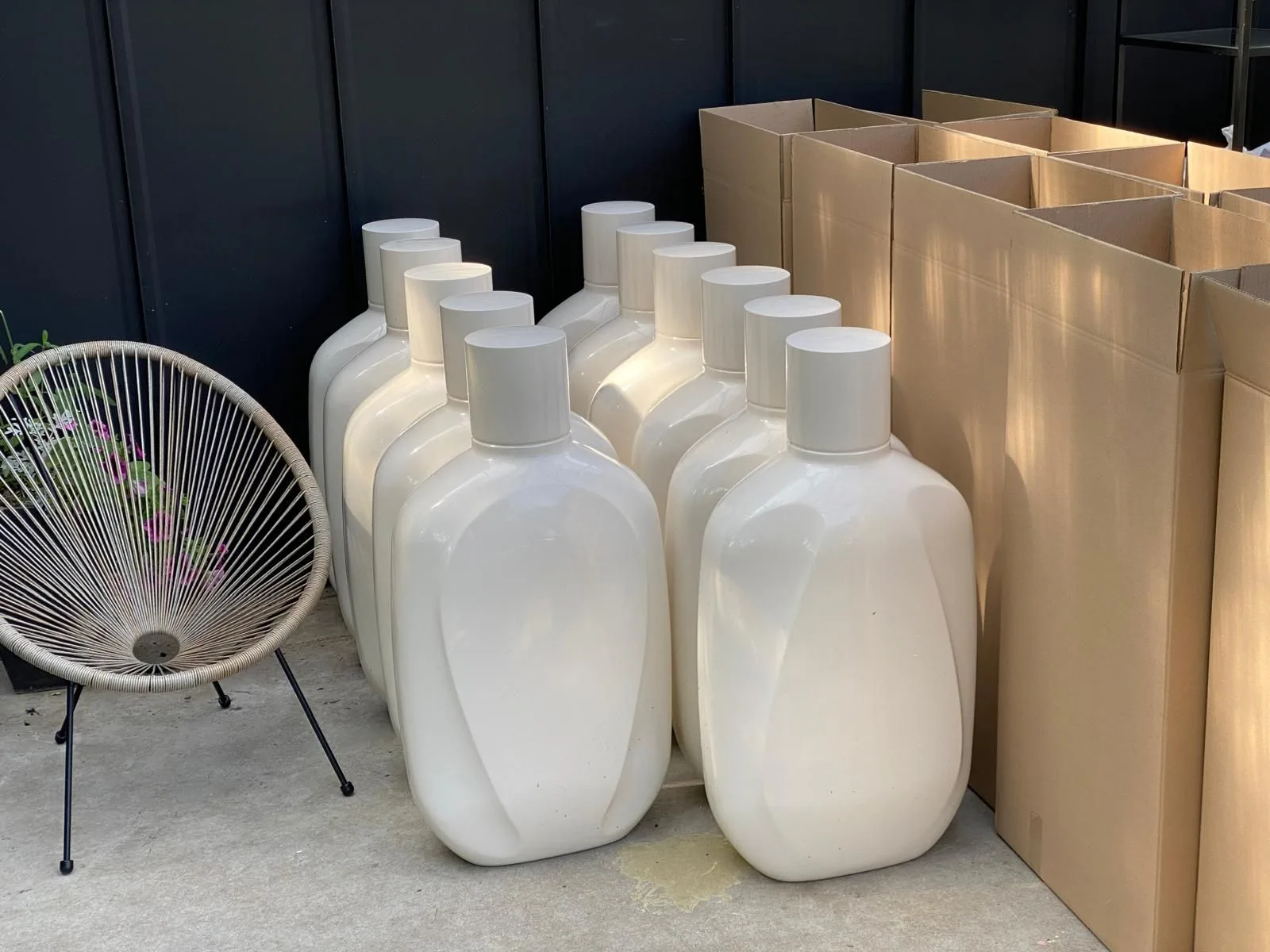 Zdjęcie przedstawia 100l butelki wykonane w technologi druku 3d przez naszą drukarnię