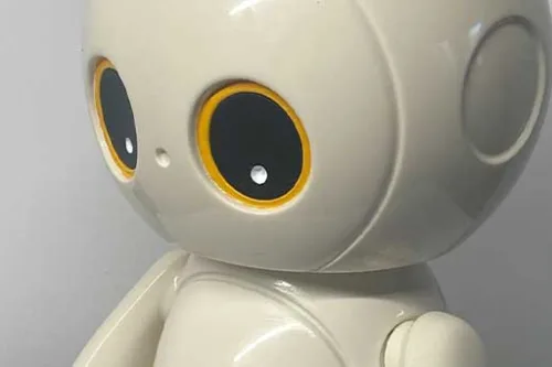 Fizyczny model robota wykonany w technologii druku 3D na podstawie projektu wygenerowanego przez AI