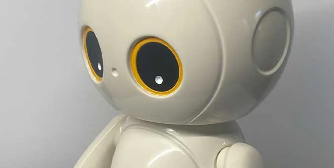 Fizyczny model robota wykonany w technologii druku 3D na podstawie projektu wygenerowanego przez AI